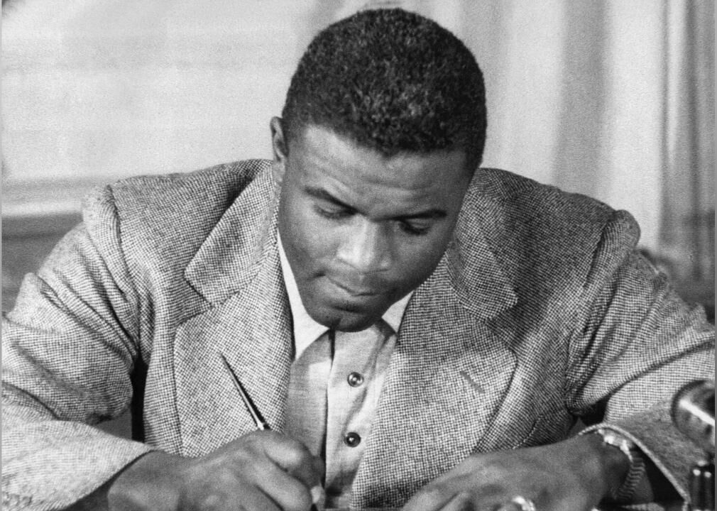 1946: Jackie Robinson debuts; Josh Gibson exits